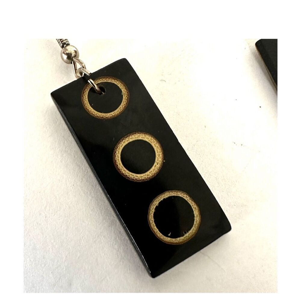 Black Shell Circle Pattern Earrings - image 3